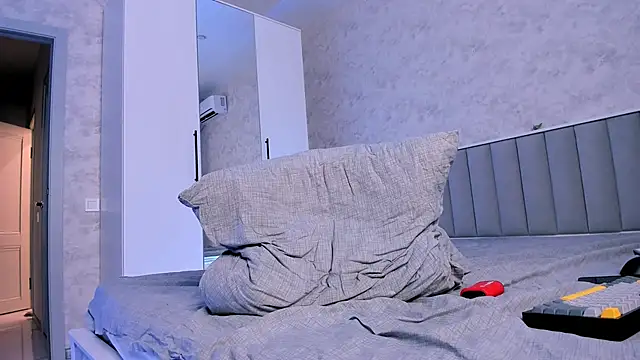 Shiny Jennifer online show from October 2025 06:05:02 PM