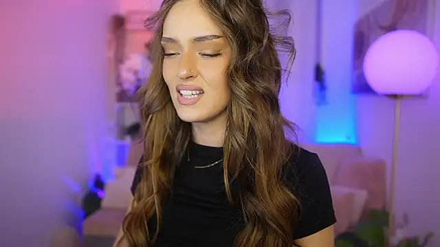 Clara Nia online show from December 2025 07:43:02 PM