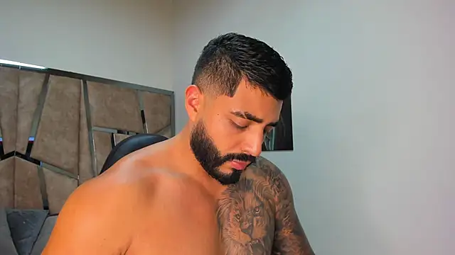 Snapshot of LeandroRusso chatting on February 2025 11:00:02 PM LeandroRusso online show from February 2025 11:00:02 PM