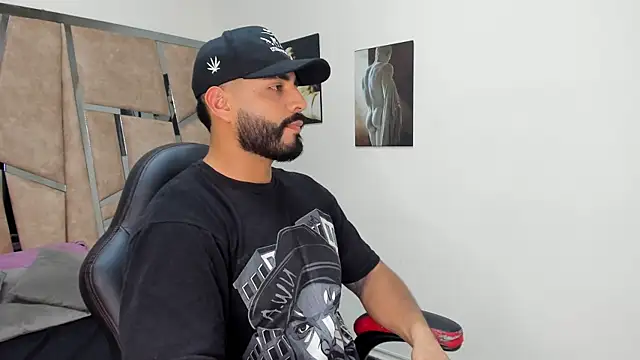 Snapshot of LeandroRusso chatting on February 2025 08:44:01 PM LeandroRusso online show from February 2025 08:44:01 PM