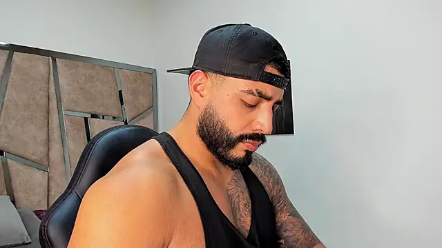 Snapshot of LeandroRusso chatting on March 2025 09:01:01 PM LeandroRusso online show from March 2025 09:01:01 PM