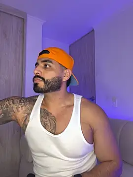 Snapshot of LeandroRusso chatting on October 2025 03:12:02 AM LeandroRusso online show from October 2025 03:12:02 AM