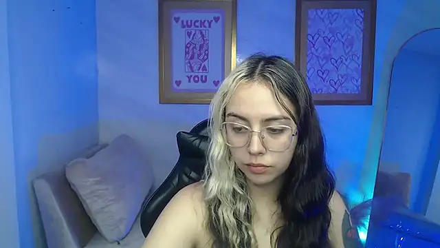 Hela v online show from November 2025 08:08:02 PM