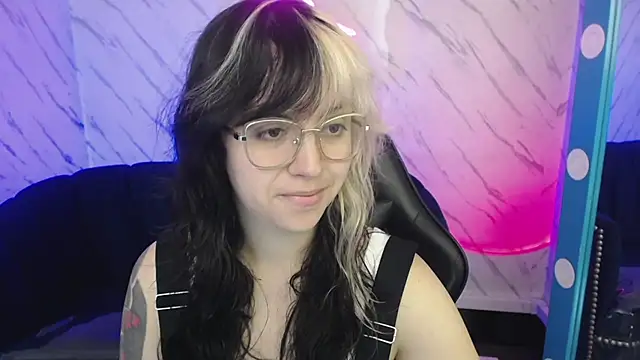 Hela v online show from February 2026 01:12:02 PM