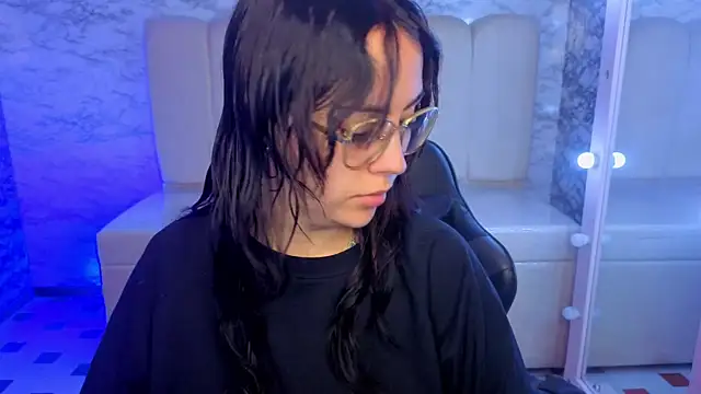 Hela v online show from April 2026 01:05:01 PM