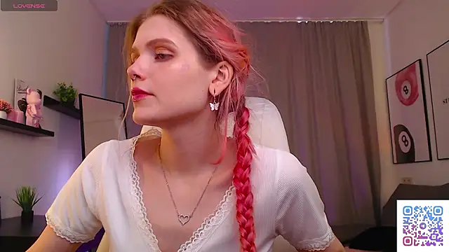 Gretchen Mol online show from March 2026 07:35:01 AM