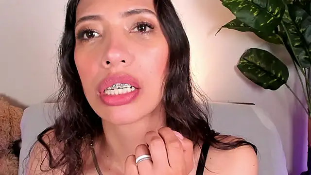 Snapshot of Miss_veronicaa2 chatting on May 2026 01:17:02 PM Miss veronicaa2 online show from May 2026 01:17:02 PM
