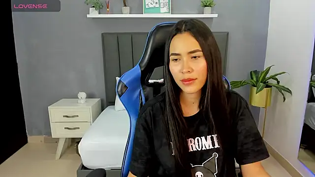 alessia leroy online show from February 2025 07:41:01 PM