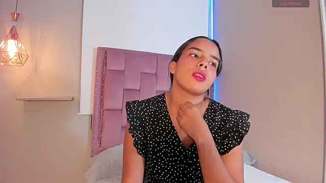 Roxy Stonee online show from April 2026 07:28:01 PM