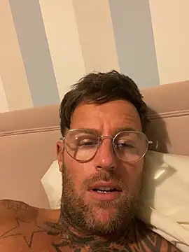 Snapshot of Jamesdeanmcqueen chatting on January 2025 07:11:01 PM Jamesdeanmcqueen online show from January 2025 07:11:01 PM