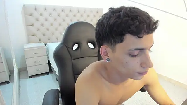 JhoanLeandro online show from October 2025 07:05:02 AM