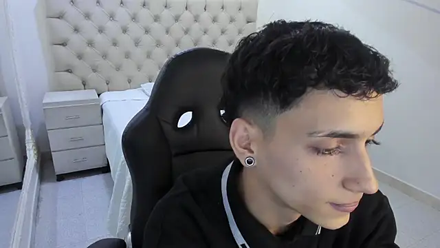 JhoanLeandro online show from January 2026 04:51:01 AM