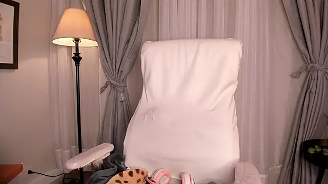 Gigi Strawberry online show from November 2025 05:52:01 AM