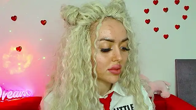 Snapshot of MissisCaty chatting on February 2025 01:45:01 AM MissisCaty online show from February 2025 01:45:01 AM