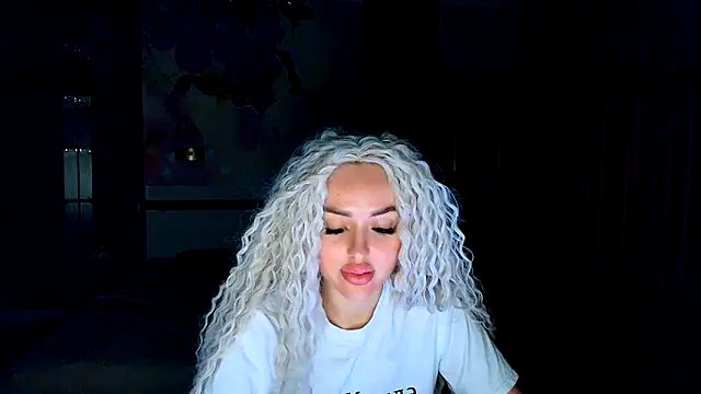 Snapshot of MissisCaty chatting on September 2025 06:29:02 PM MissisCaty online show from September 2025 06:29:02 PM