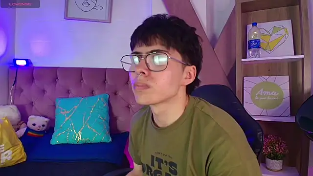 Snapshot of PepperTwink chatting on October 2025 04:37:01 PM PepperTwink online show from October 2025 04:37:01 PM