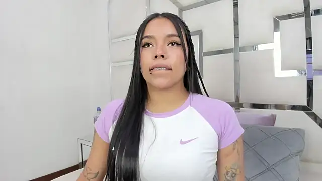 ZoeWan69 online show from March 2026 01:33:01 PM