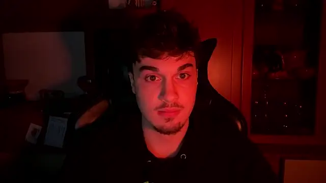 Snapshot of NaplesGuy04 chatting on February 2025 10:32:02 PM NaplesGuy04 online show from February 2025 10:32:02 PM