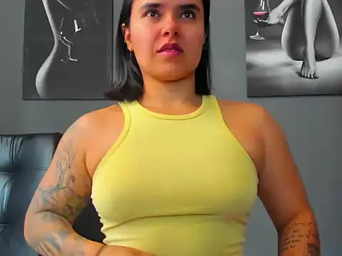 karlyjons12 online show from November 2025 04:40:01 PM