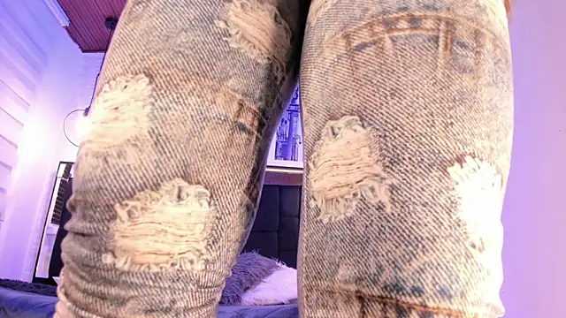 tylla  online show from November 2025 04:00:02 AM