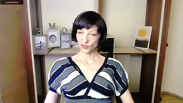 Snapshot of _AngeliaFlow_ chatting on October 2025 06:43:01 AM AngeliaFlow online show from October 2025 06:43:01 AM