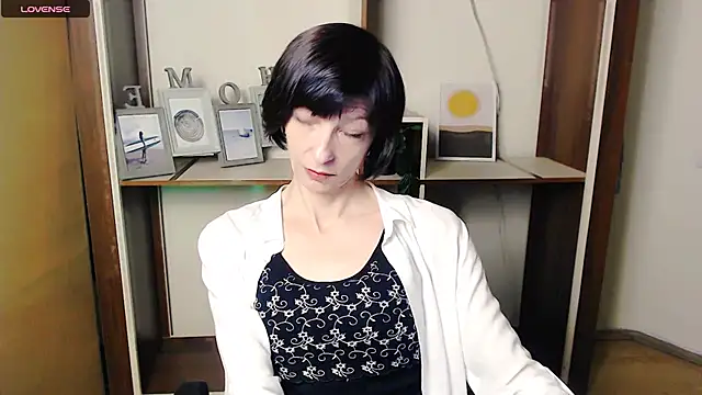 Snapshot of _AngeliaFlow_ chatting on October 2025 06:58:02 AM AngeliaFlow online show from October 2025 06:58:02 AM