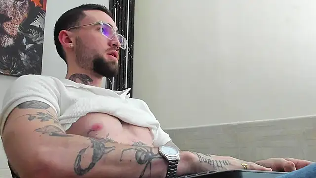 Snapshot of Luke_davis01 chatting on February 2025 04:55:01 PM Luke davis01 online show from February 2025 04:55:01 PM