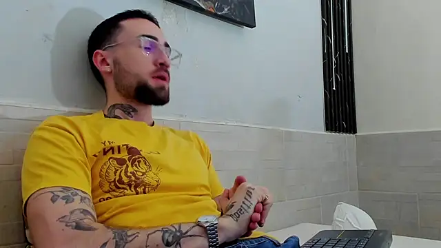 Snapshot of Luke_davis01 chatting on February 2025 12:43:02 PM Luke davis01 online show from February 2025 12:43:02 PM