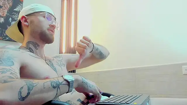 Snapshot of Luke_davis01 chatting on February 2025 03:46:01 PM Luke davis01 online show from February 2025 03:46:01 PM