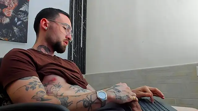 Snapshot of Luke_davis01 chatting on February 2025 04:01:02 PM Luke davis01 online show from February 2025 04:01:02 PM