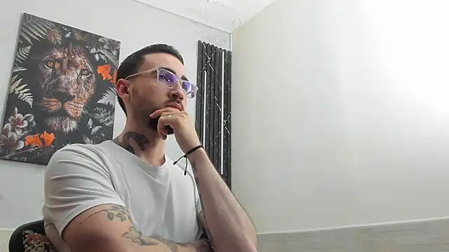 Snapshot of Luke_davis01 chatting on February 2025 01:28:01 PM Luke davis01 online show from February 2025 01:28:01 PM