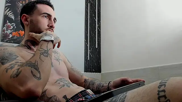 Snapshot of Luke_davis01 chatting on February 2025 04:57:01 PM Luke davis01 online show from February 2025 04:57:01 PM