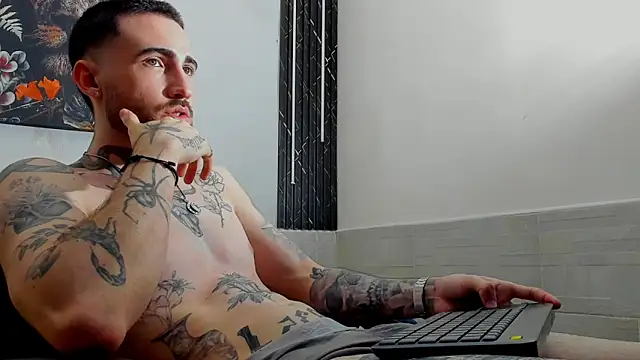 Snapshot of Luke_davis01 chatting on February 2025 03:53:01 PM Luke davis01 online show from February 2025 03:53:01 PM