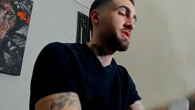 Snapshot of Luke_davis01 chatting on February 2025 01:19:02 PM Luke davis01 online show from February 2025 01:19:02 PM