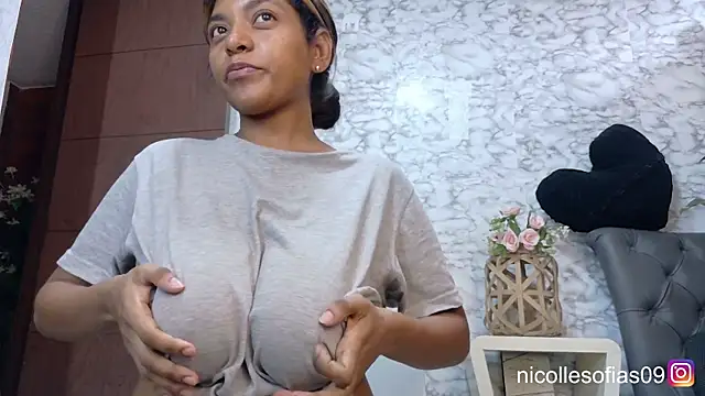 nicollesofia2 online show from June 2026 05:24:02 PM
