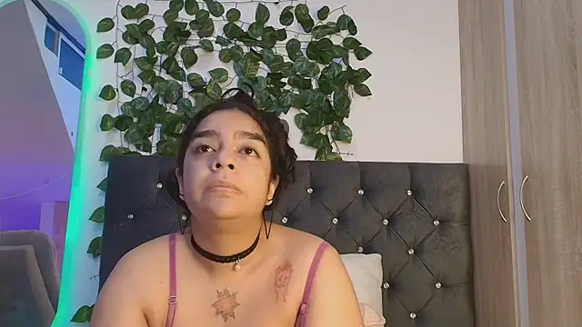 Snapshot of lauravince chatting on June 2026 12:02:02 AM lauravince online show from June 2026 12:02:02 AM