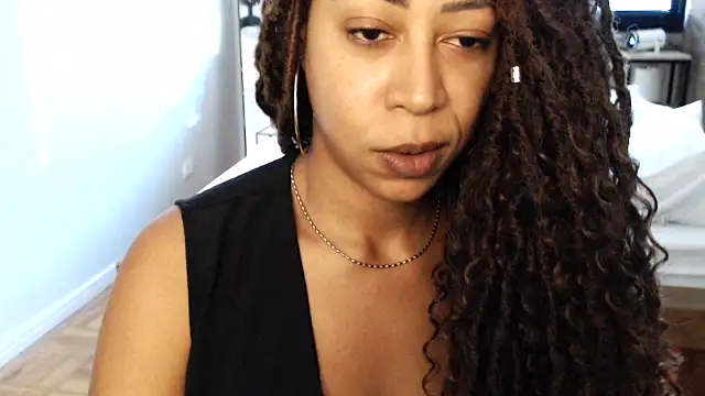 Snapshot of dianagolley420 chatting on February 2025 08:47:01 PM dianagolley420 online show from February 2025 08:47:01 PM