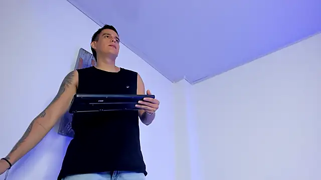 Snapshot of hugosan12 chatting on March 2026 04:35:01 PM hugosan12 online show from March 2026 04:35:01 PM