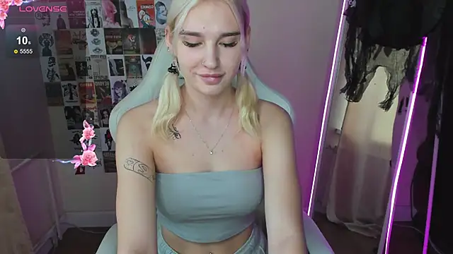 Snapshot of EvelinaLuu chatting on November 2025 03:42:02 AM EvelinaLuu online show from November 2025 03:42:02 AM