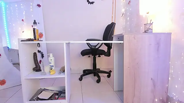 Emylyjonhs online show from October 2025 08:20:01 PM