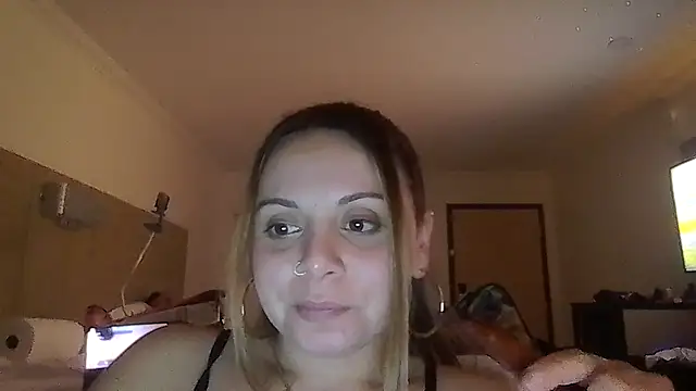 Snapshot of ShysluutGia chatting on April 2026 04:35:01 AM ShysluutGia online show from April 2026 04:35:01 AM