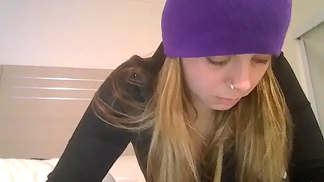 Snapshot of ShysluutGia chatting on April 2026 05:12:02 AM ShysluutGia online show from April 2026 05:12:02 AM