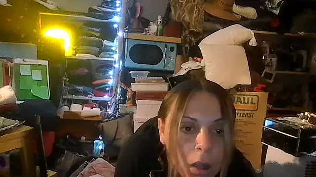 Snapshot of ShysluutGia chatting on June 2026 10:43:01 AM ShysluutGia online show from June 2026 10:43:01 AM