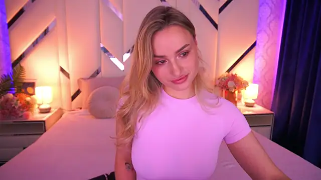 Snapshot of LindsieGreyy chatting on April 2026 06:18:01 AM LindsieGreyy online show from April 2026 06:18:01 AM