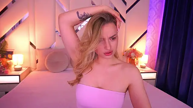 Snapshot of LindsieGreyy chatting on April 2026 12:44:02 PM LindsieGreyy online show from April 2026 12:44:02 PM