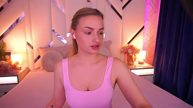 Snapshot of LindsieGreyy chatting on May 2026 06:18:01 AM LindsieGreyy online show from May 2026 06:18:01 AM