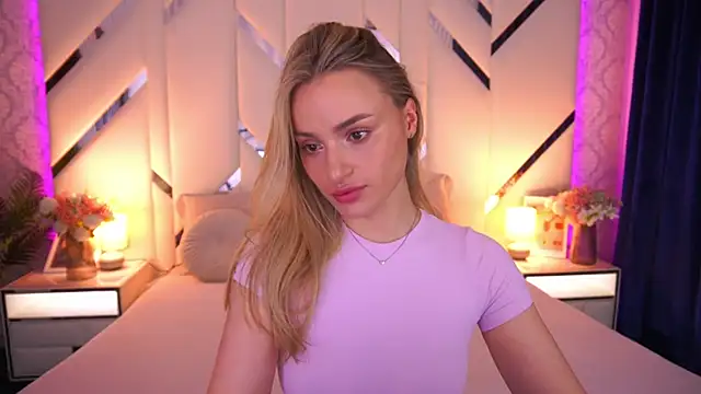 Snapshot of LindsieGreyy chatting on May 2026 06:18:02 AM LindsieGreyy online show from May 2026 06:18:02 AM