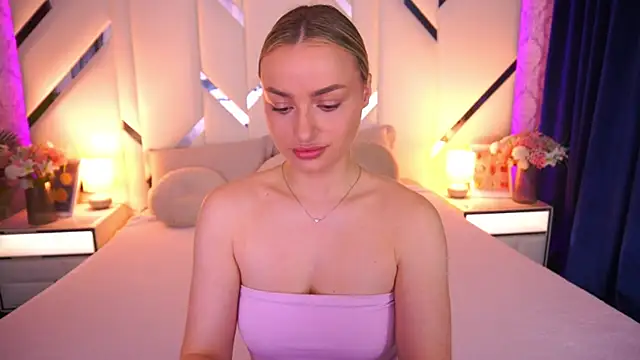 Snapshot of LindsieGreyy chatting on June 2026 06:25:01 AM LindsieGreyy online show from June 2026 06:25:01 AM