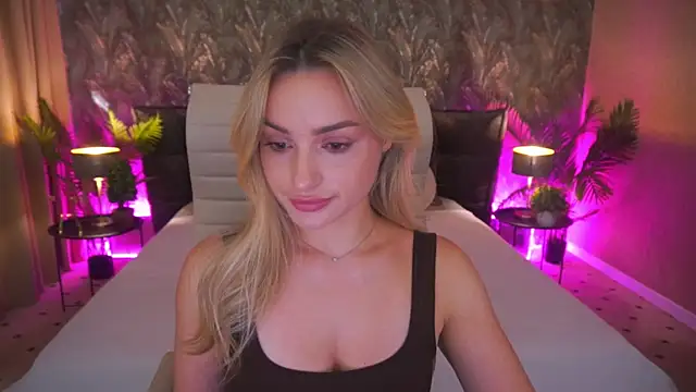 Snapshot of LindsieGreyy chatting on July 2026 01:07:02 PM LindsieGreyy online show from July 2026 01:07:02 PM