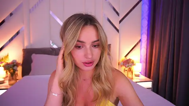 Snapshot of LindsieGreyy chatting on July 2026 01:10:02 PM LindsieGreyy online show from July 2026 01:10:02 PM